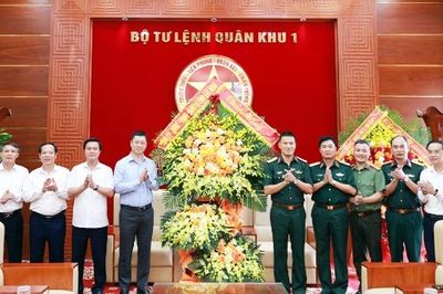 Phó Bí thư Tỉnh ủy Trần Huy Phương thăm, chúc mừng Tư lệnh Quân khu 1