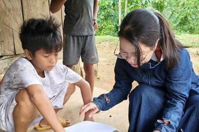 Giáo viên xã Trà Đốc đến tận nhà ôn tập kiến thức cho học sinh