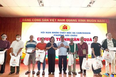 Trao 50 suất quà cho nạn nhân chất độc da cam phường Hải Châu