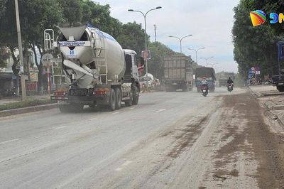 Đường Trường Sơn mù mịt bụi đất