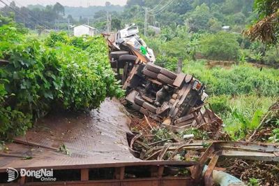 Xe tải cẩu tông mạnh khiến cầu Đăk Lung hư hỏng nặng