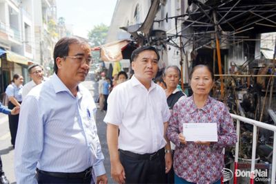 Lãnh đạo phường Trấn Biên thăm, động viên các hộ dân bị ảnh hưởng trong vụ cháy Trung tâm Thương mại Biên Hòa