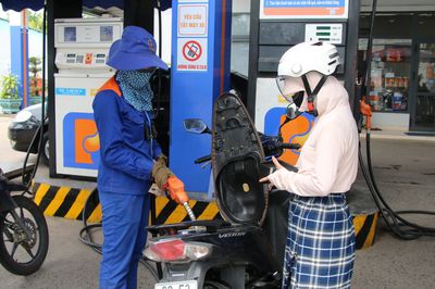 Giá xăng 'quay đầu' giảm sau 3 lần tăng liên tiếp