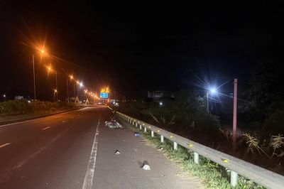 Xe máy va chạm hộ lan trên quốc lộ 19 khiến thanh niên tử vong