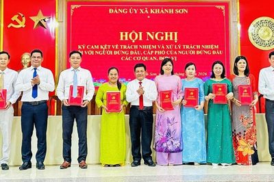 Đảng ủy xã Khánh Sơn tổ chức ký cam kết trách nhiệm đối với cán bộ lãnh đạo, quản lý