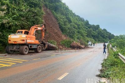 Xử lý điểm sạt lở đất xuống Quốc lộ 4B