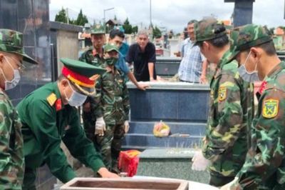 Lấy mẫu danh tính hài cốt liệt sĩ tại xã Hiệp Thạnh