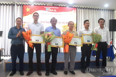 Trao chứng nhận tác phẩm ấn tượng tại triển lãm ảnh trực tuyến 'Sáng mãi nghĩa tình Quảng Trị'