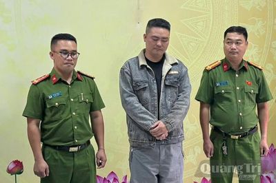 Bắt giữ đối tượng vận chuyển trái phép hàng chục tấn hàng hóa qua biên giới