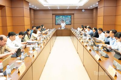 Đoàn ĐBQH tỉnh tham gia thảo luận, góp ý vào các nghị quyết quan trọng của Quốc hội