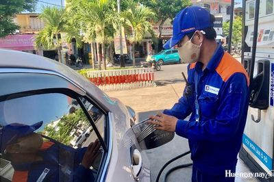 Giá xăng và dầu cùng giảm mạnh