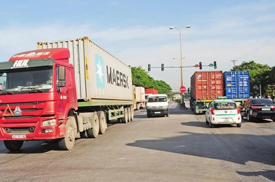 Giải bài toán thiếu hụt lái xe tải hạng nặng