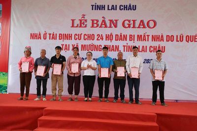Lai Châu bàn giao 24 căn nhà tái định cư cho hộ dân mất nhà sau lũ quét Mường Than
