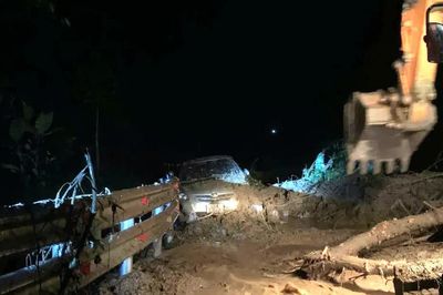Mưa lớn gây sạt lở quốc lộ 6 qua Sơn La, ô tô bị đất đá vùi lấp