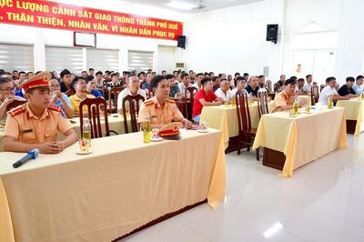CSGT Huế tuyên truyền, hướng dẫn lái xe an toàn cho doanh nghiệp vận tải