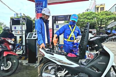Giá xăng E10 giảm hơn 500 đồng/lít