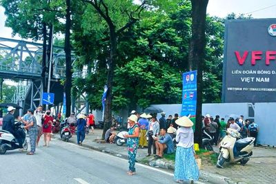 Vé trận Việt Nam - Campuchia hút khách: Hàng dài người chờ mua, giá vé 'cò' chênh tới 100.000 đồng