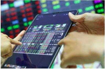 VN-Index xuyên thủng đường MA200, khối ngoại quay xe
