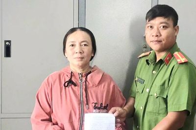 Trong đêm tối, Công an xã tìm kiếm chiếc nhẫn người phụ nữ đánh rơi