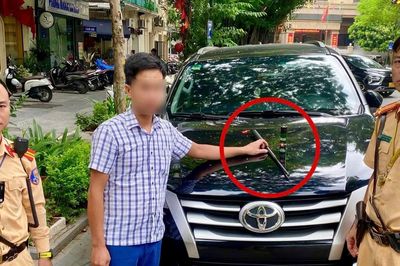 Từ xe đỗ sai quy định, lộ GPLX giả cùng gậy ba khúc và xịt hơi cay