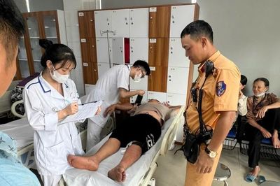 CSGT dẫn đường đưa nạn nhân bị rắn hổ mang cắn đi cấp cứu