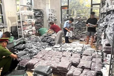 Khởi tố vụ buôn bán quần áo giả