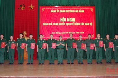 Đảng ủy Quân sự tỉnh công bố, trao quyết định điều động cán bộ