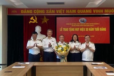 Trao Huy hiệu 30 năm tuổi Đảng cho đảng viên thuộc Đảng bộ bộ phận KTNN chuyên ngành Ia