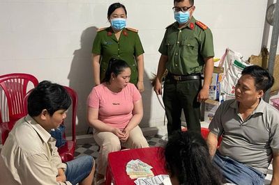Phát hiện 2 'quý bà' làm 'chuyện mờ ám' tại nhà Nguyễn Văn Minh, thu giữ nhiều tiền tại hiện trường