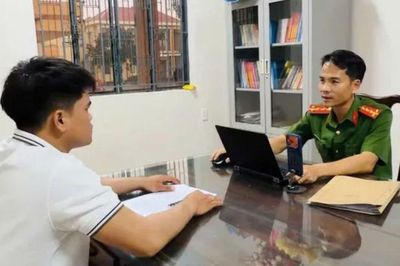 Tạm giữ kẻ bạo hành con riêng của người tình nhiều ngày liên tiếp, camera ghi cảnh mẹ đứng nhìn gây phẫn nộ