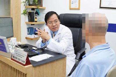 Ngứa suốt một năm, nam thanh niên uống rượu thay thuốc ngủ, men gan tăng vọt