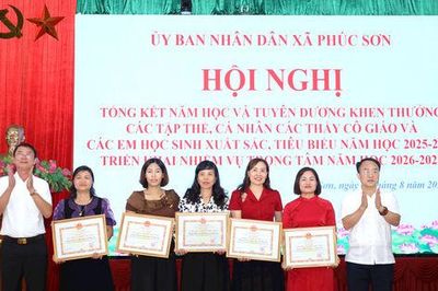 Phúc Sơn tuyên dương 75 tập thể, giáo viên và học sinh tiêu biểu