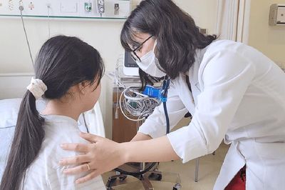 Bé 8 tuổi điều trị viêm phế quản, bất ngờ phát hiện suy tuyến thượng thận