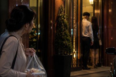 Quyết định mang đồ ăn đến công ty cho chồng đã khiến cuộc hôn nhân hơn 25 năm của tôi rẽ sang lối khác