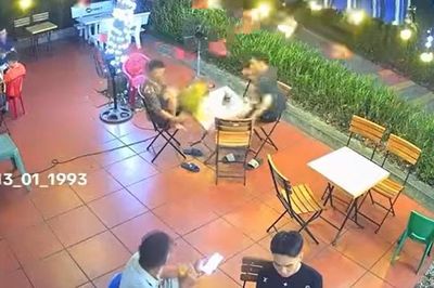 Đang uống cà phê, người đàn ông bất ngờ 'nhận lộc từ trên trời rơi xuống'