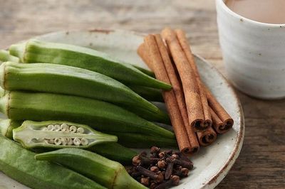 5 lợi ích khi phụ nữ uống nước đậu bắp kết hợp với quế và đinh hương