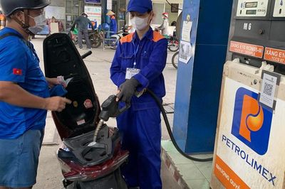 Giá xăng dầu đồng loạt giảm, E10RON95 còn 22.324 đồng/lít