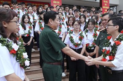 Vinh danh 135 học sinh tiêu biểu, xuất sắc là con cán bộ, nhân viên Quân đội