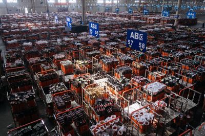 Bó hoa 14 tệ freeship hé lộ sức mạnh logistics của Trung Quốc