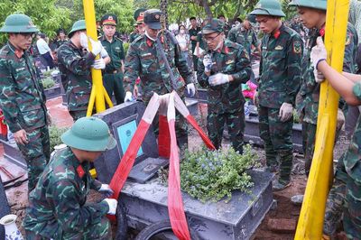 Hà Nội lấy mẫu hài cốt liệt sĩ để xác định danh tính tại Nghĩa trang Mai Dịch