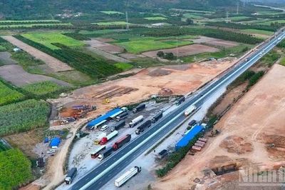 Khẩn trương hoàn thiện hạ tầng sạc điện tại các trạm dừng nghỉ