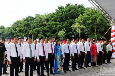 Dâng hương tưởng niệm đồng chí Lê Quang Đạo