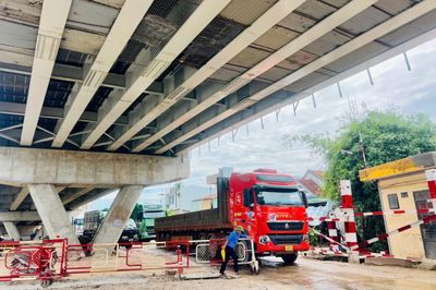 Bất cập giao thông tại đoạn cầu vượt đường sắt đang thi công