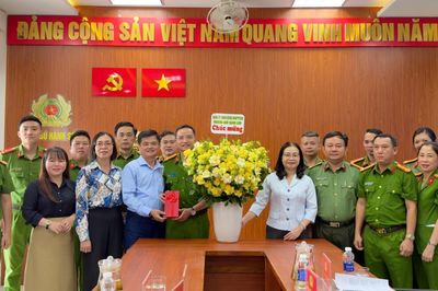 Khen thưởng Công an phường lập thành tích trong cao điểm đấu tranh phòng, chống ma túy