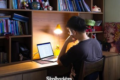 Sự im lặng phía sau lớp học 'qua loa'