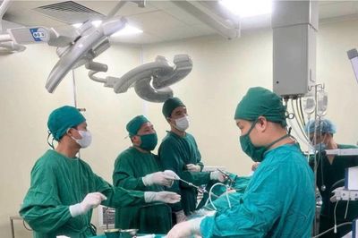 Tiểu máu kéo dài, cụ ông 85 tuổi được cắt toàn bộ bàng quang do ung thư
