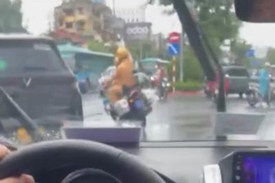 CSGT Hà Nội xuyên mưa, mở đường đưa người bị rắn cắn đi cấp cứu