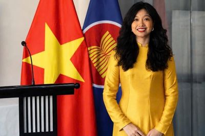 Những bước chân ngoại giao đầu tiên đi cùng màu cờ Tổ quốc