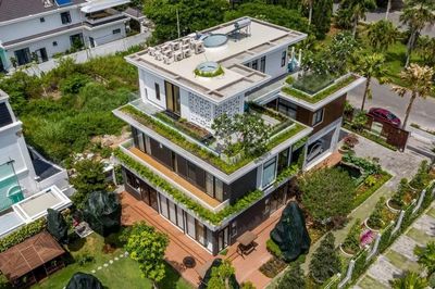 Biệt thự 1.800m² gây ấn tượng với hồ nước và loạt giải pháp tiết kiệm năng lượng