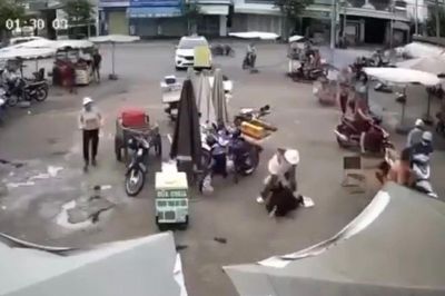 Clip: Người phụ nữ đi chợ bất ngờ bị đâm trọng thương